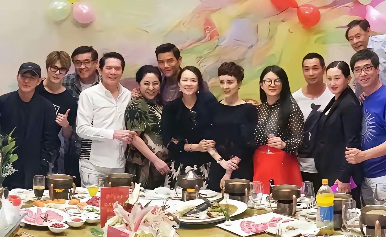 我敢说，这张照片里的人，如果你能认出三位，我估计，你一定是娱乐圈的骨灰级粉丝了！