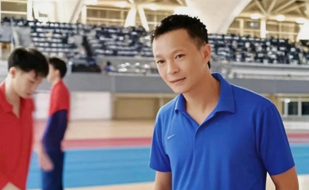 全红婵的教练何威仪，值得所有基层教练学习，他说：“她最熟悉的就是水，像小海豚一样
