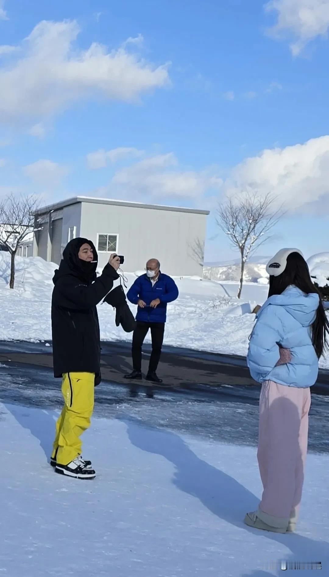 不论王健林的日子有多负债前行，都不影响王思聪的生活节奏，不是旅游就是购物。王思