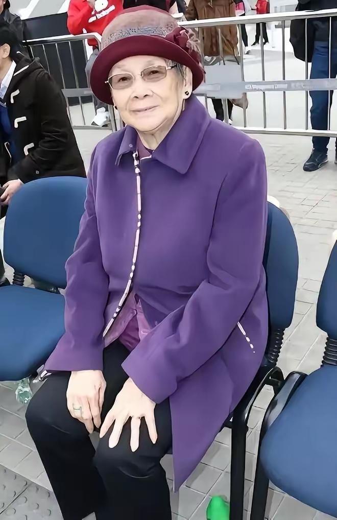 梅艳芳母亲覃美金女士去世了，​她不是死于意外，也不是死于贫穷而是死于我们谁也逃