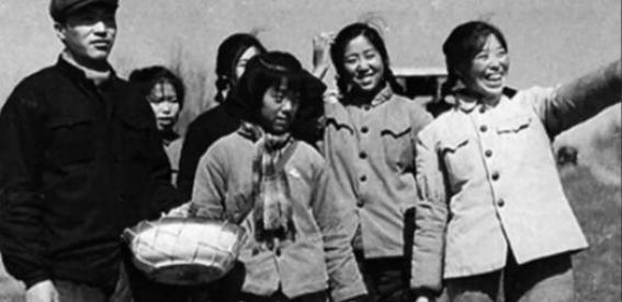 1977年秋，知青王建全因招工要去体检，他叫上女知青杜玉娟，知青点就剩他们两人，