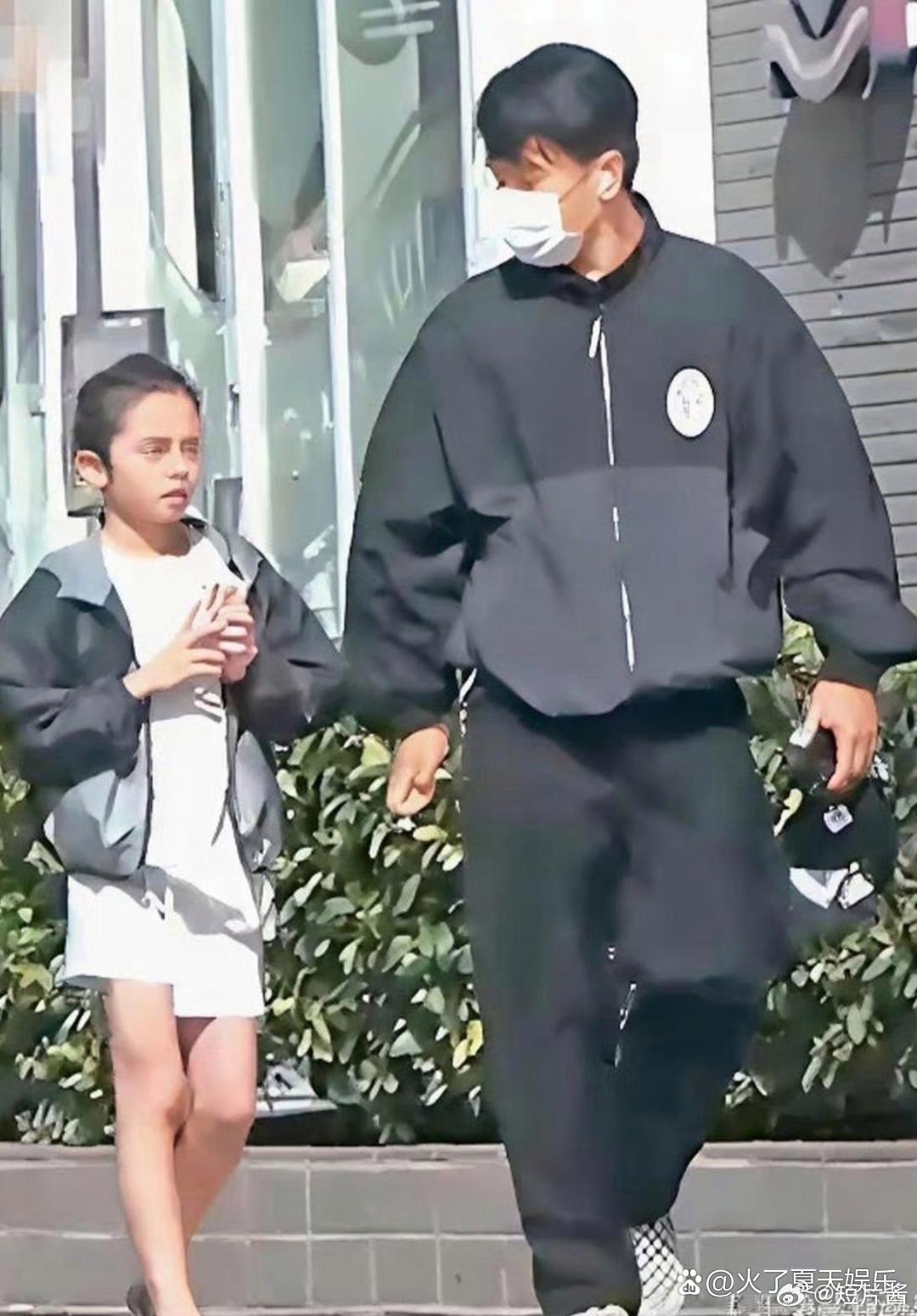 没想到小糯米已经十二岁了，孩子平时基本都是刘恺威负责接送，每天都会出现在学校门口