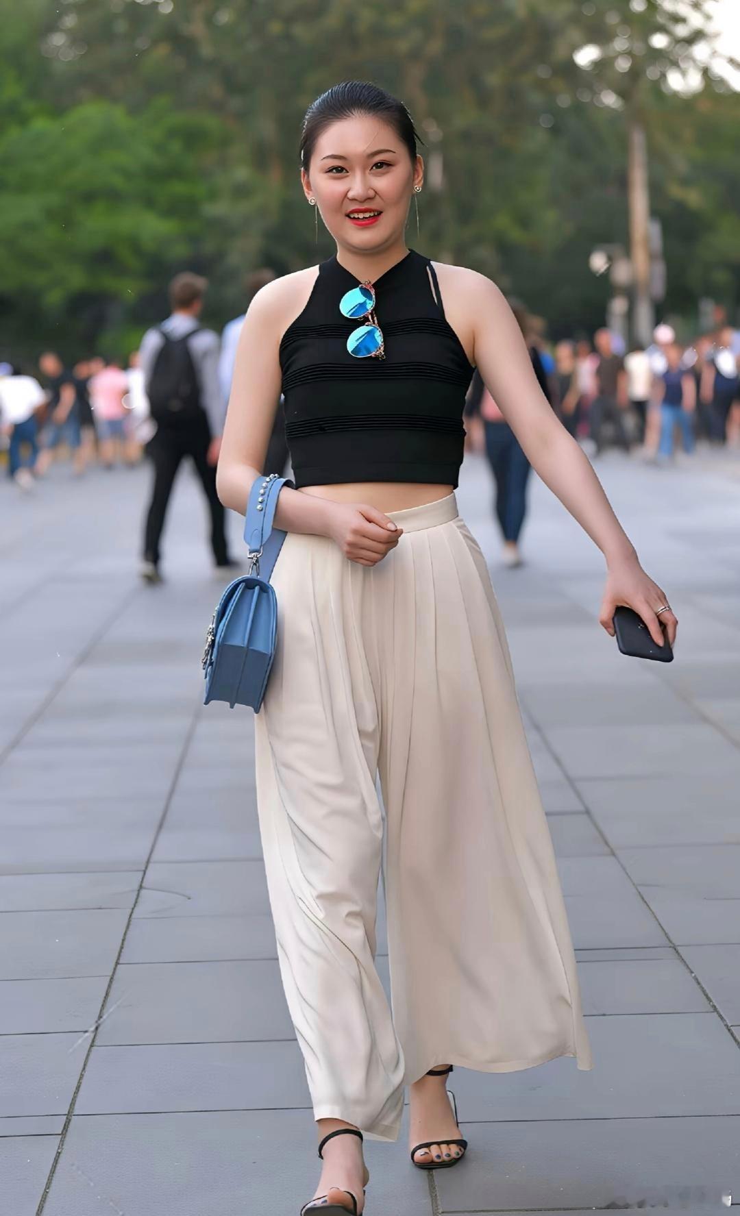 日常分享美女街拍美女穿衣搭配时尚街拍