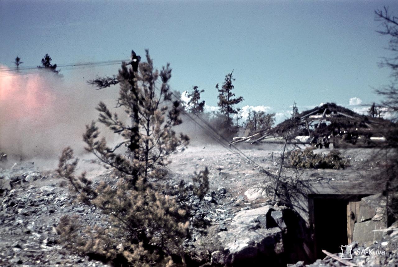 拍摄于1943年6月，地点位于芬兰苏尔屈拉港附近，记录下了当时芬兰军队的炮