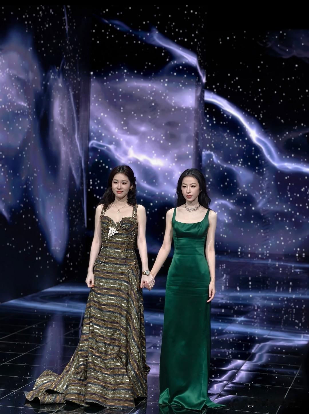 左边是张碧晨，1989年出生，身高168cm。右边是周雨彤，1994年出生，身