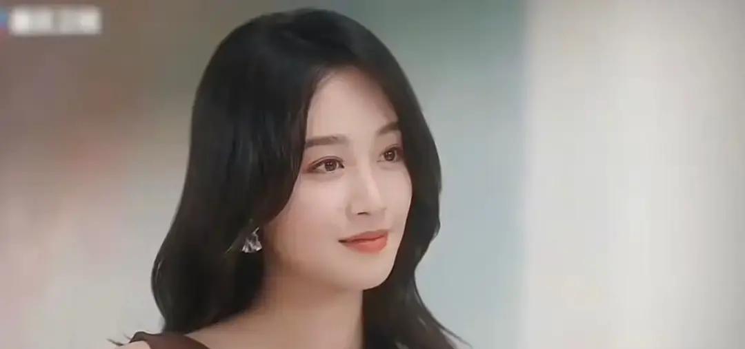 田朴珺对着镜头笑。说带资进组？太小看资本了。五年前《甄嬛传》选角，制片人一