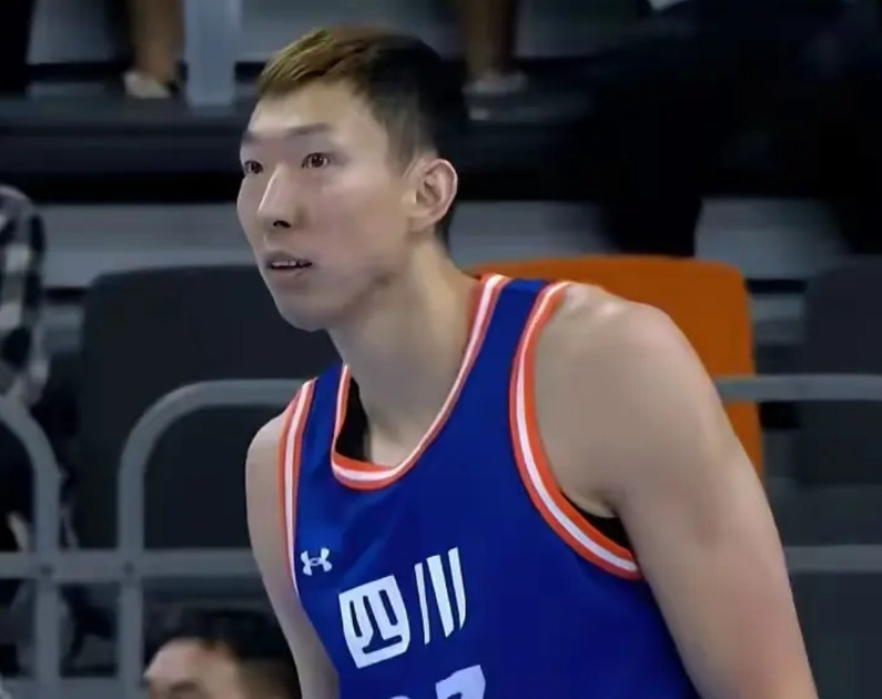 给周琦竖大拇指——这职业态度，绝对称得上楷模！昨天全运会代表四川对阵北京队，赛前