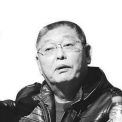 1988年4月21日，一个男人正在看报纸，却无意中发现了“致富密码”，报纸上短短