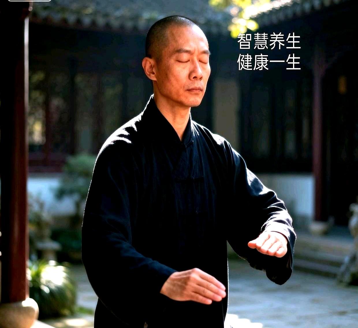 我看他每天就在那硬撑着，膝盖绷得死死的，还非要找个风口站着。他在那儿死命