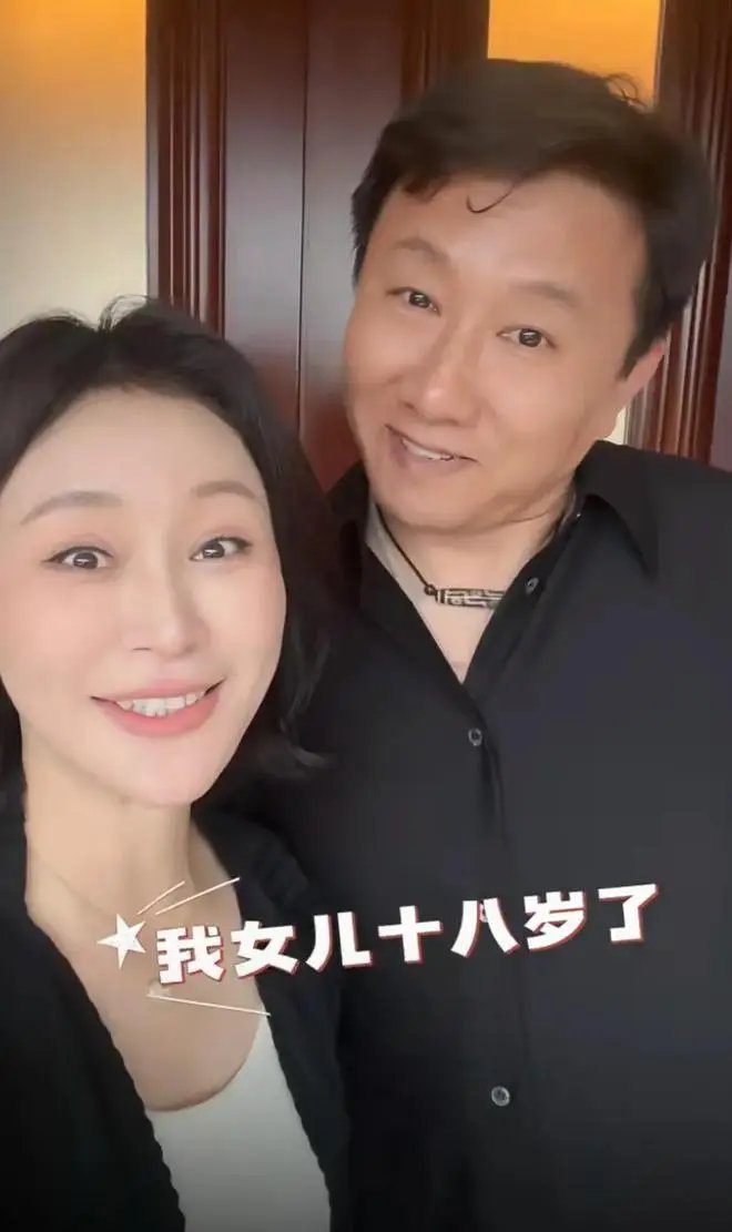 演员房子斌、杨雨婷为女儿办18岁成人礼，爱女泪洒现场，身高近1米7美丽动人！​