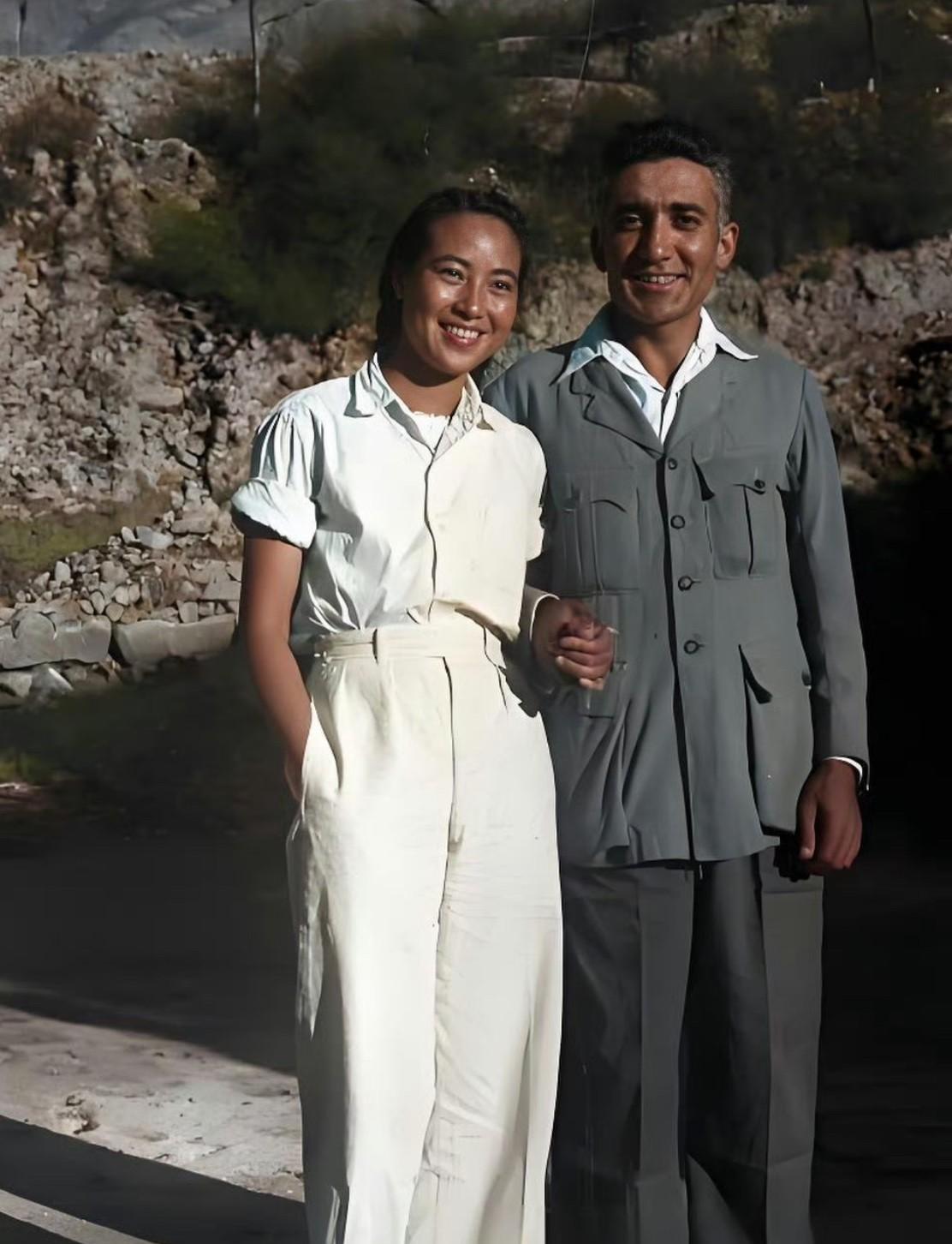 1944年，被誉为“延安第一美女”的周苏菲与她的丈夫马海德（原名乔治·海德姆）的