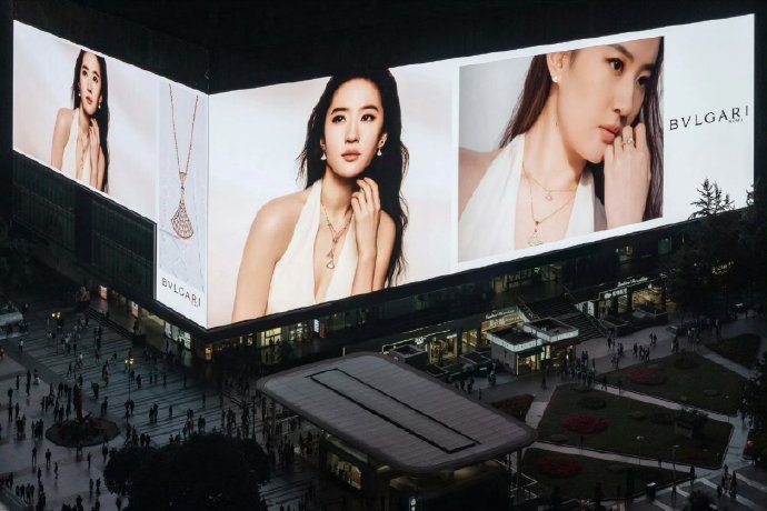 重庆的亚洲第一大巨幕，刘亦菲宝格丽、天梭等等上了好多次啊！不算是顶奢还是国产代言