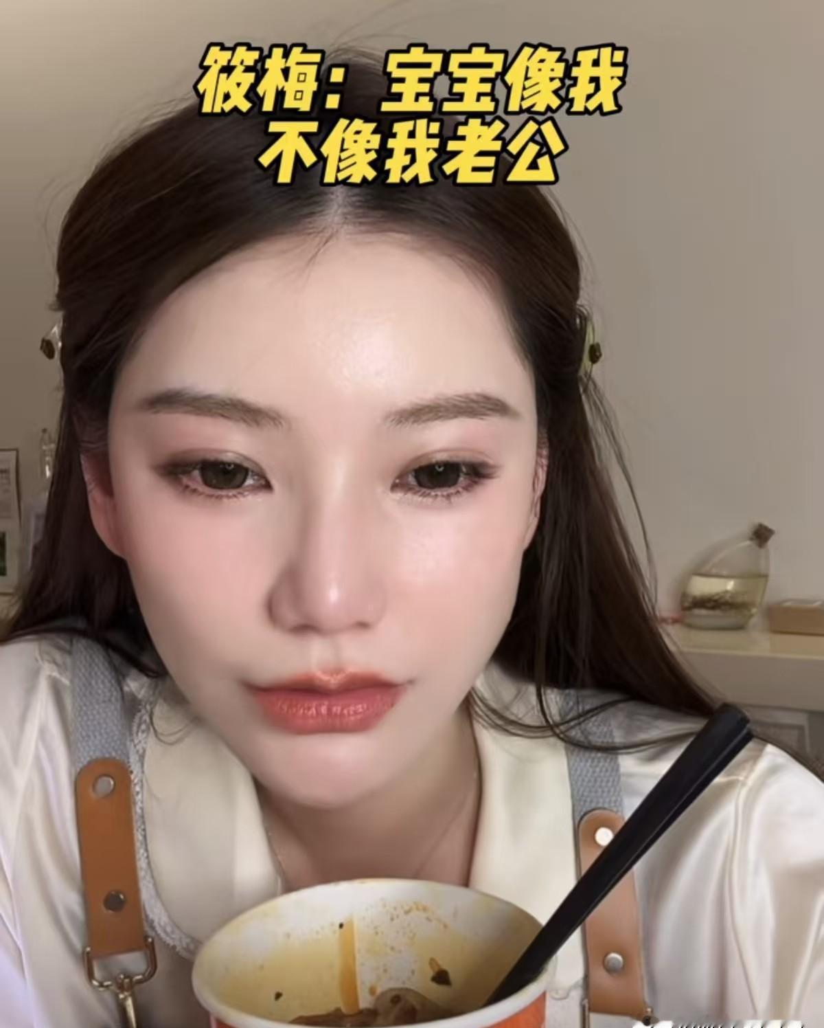 汪小菲家的基因战争，这一局，妈妈赢了。筱梅刚出月子就透露，新生儿的长相，这次终