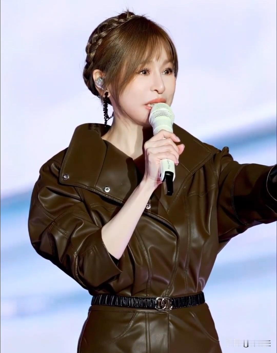 才明白原来演唱会粉丝上台是需要报批的！王心凌演唱会上，粉丝和她开玩笑说好冷啊