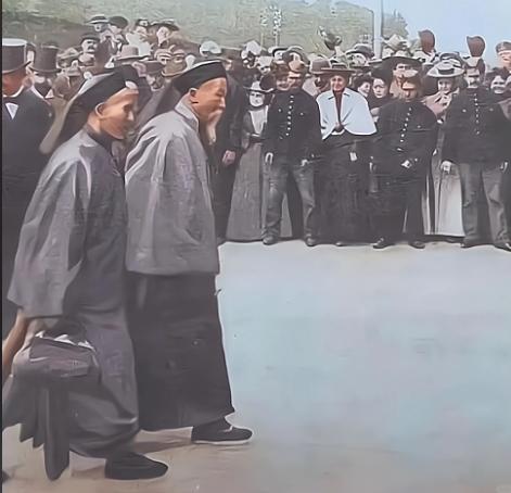 1896年，李鸿章大摇大摆地跑到美国，想要给美国人瞧一瞧他的中国风。他特意穿上了