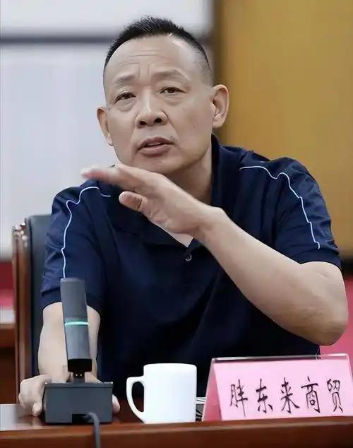这场对峙，从一开始就不在一个量级上。房东扒拉的是眼前那点租金的小算盘，于东来