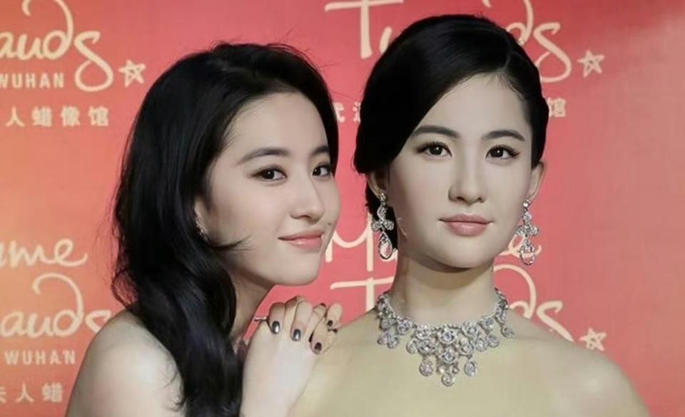 刘亦菲蜡像引热议！网友：这溜肩也太真实了吧！武汉杜莎夫人蜡像馆里，这尊蜡像