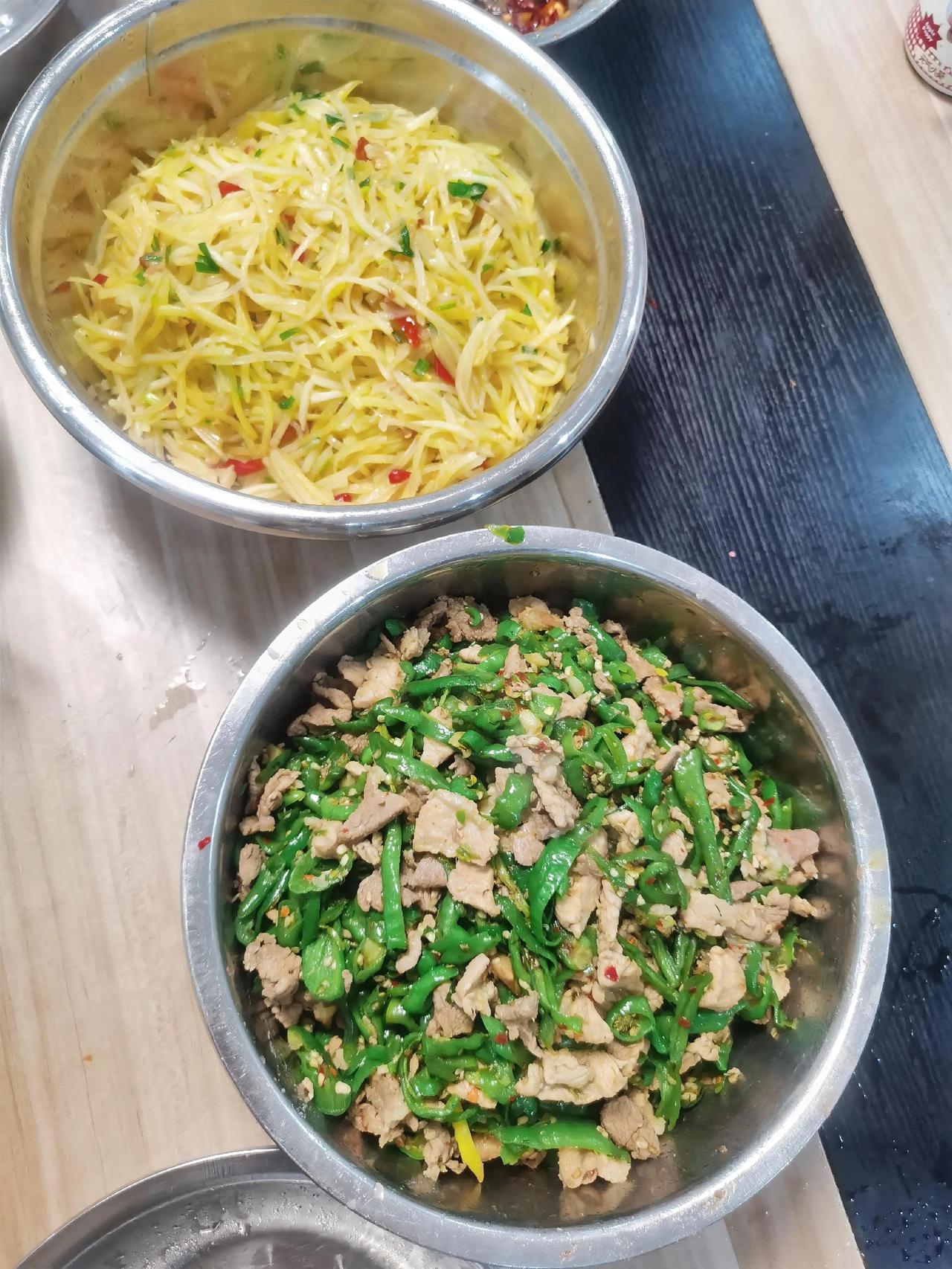 今日公司食堂菜谱：青椒炒肉素炒土豆丝萝卜骨头汤。友友们发现没有，不是季