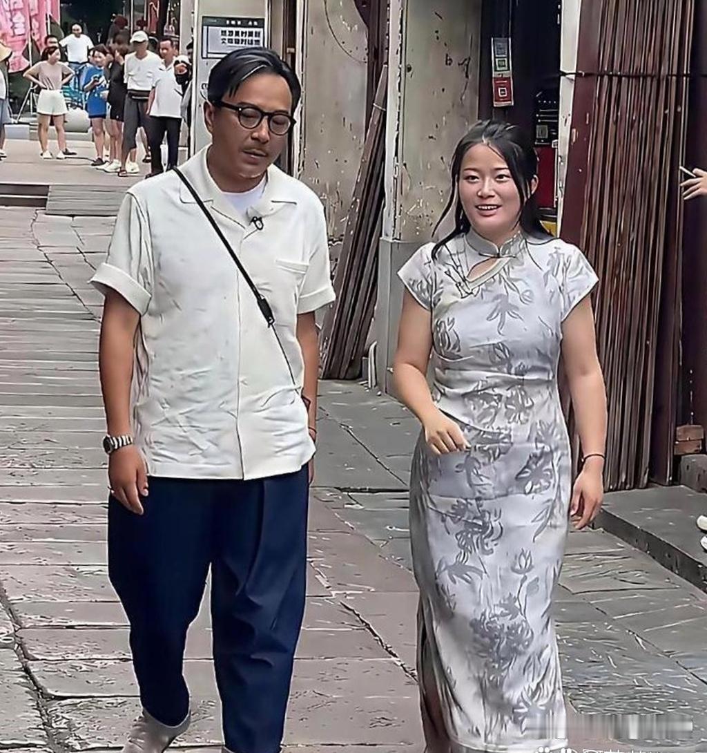 51岁汪涵同47岁杨乐乐同框，俩人站一起竟看着像老少配，反差感拉满。