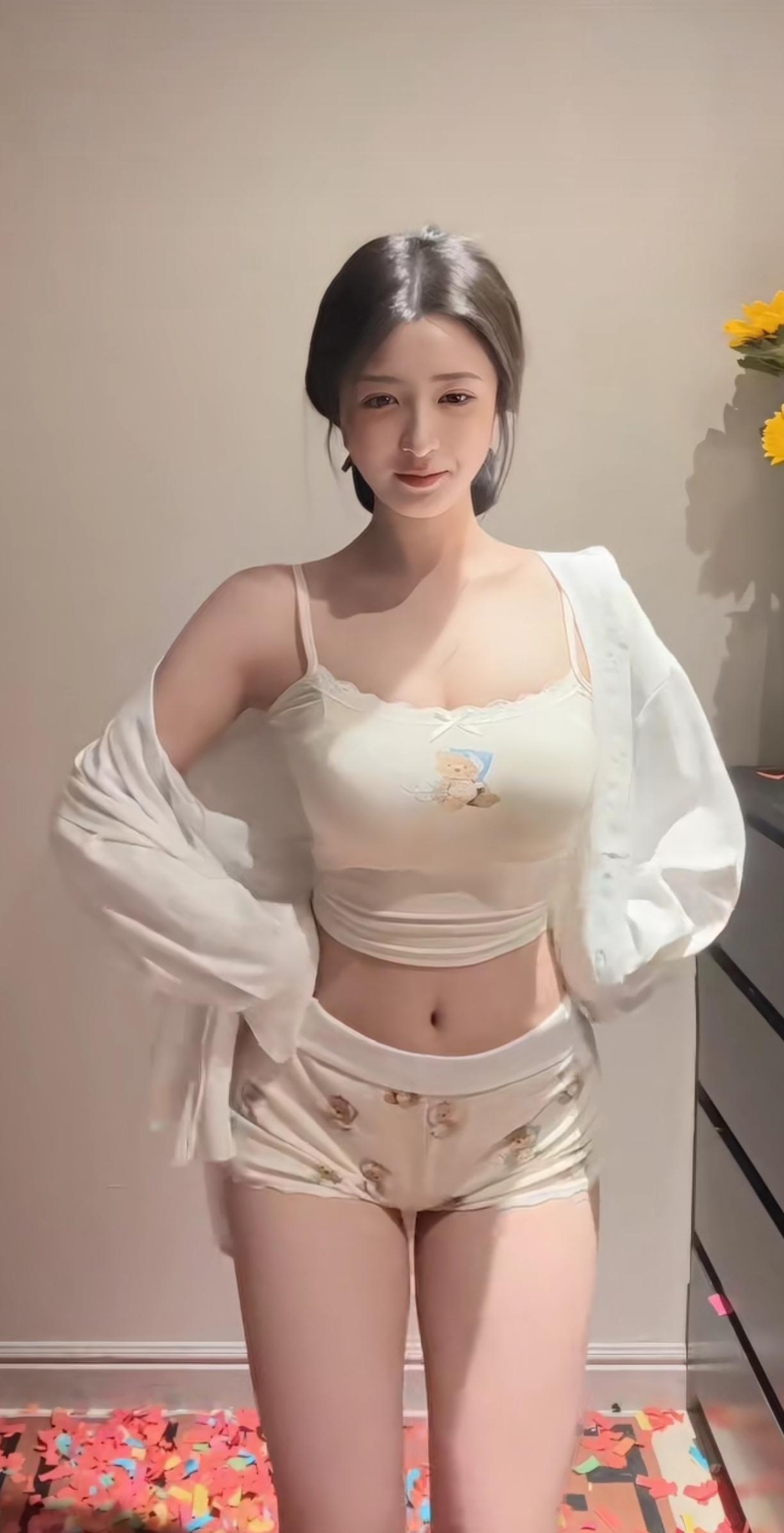 女孩在家穿的清凉，放松放松一下心情。