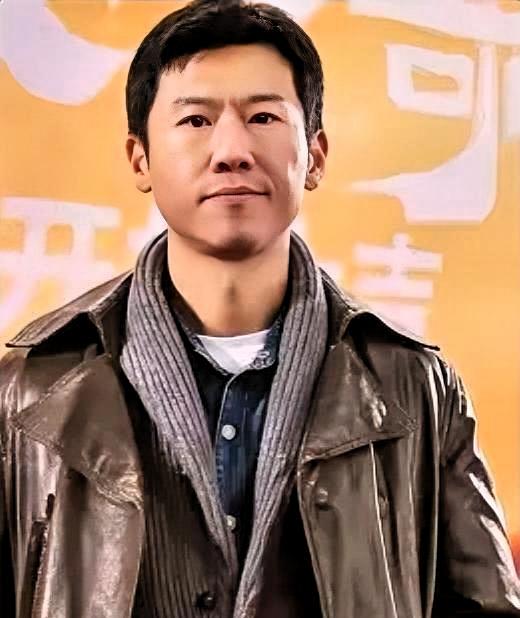 王骁说出“日子是过给自己看的”那一刻，他老婆连个正脸都没混上。采访椅上，他头