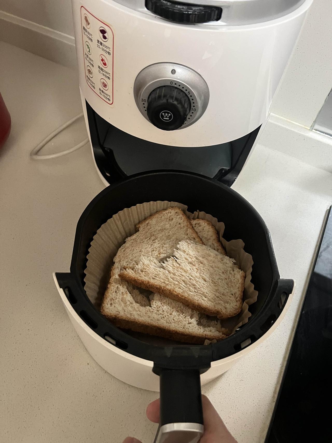 因为家里没有烤面包机器自从早餐空气炸锅烤了一次面包后。不烤的面包基本就没有办