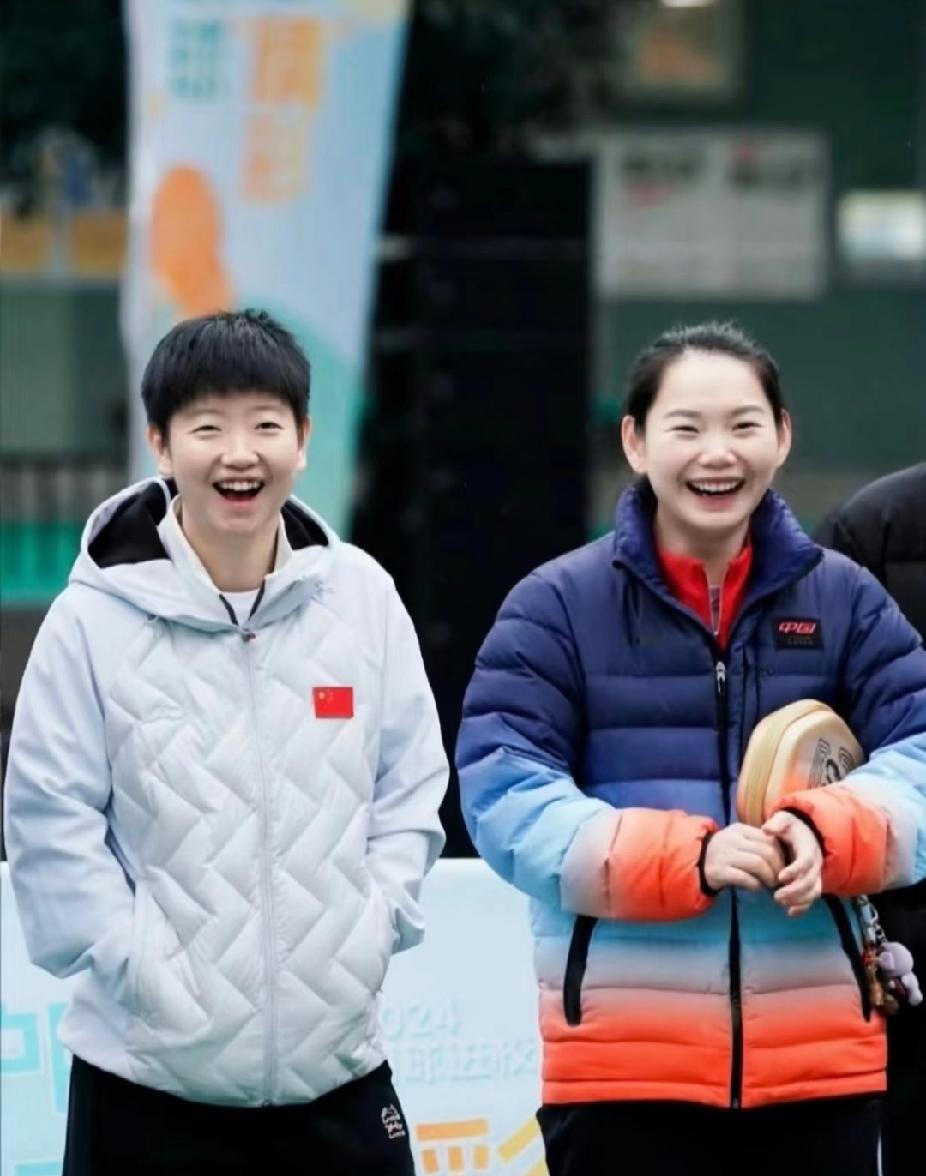 28岁何卓佳：不当主角，也要当莎莎最稳的“移动靶机”💪亚洲杯刚结束，28