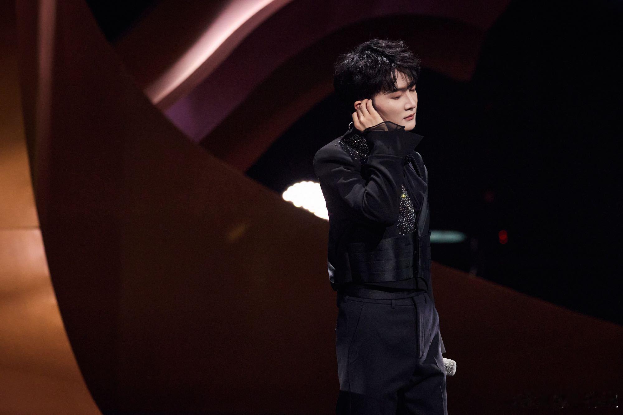 周深这段点评太好哭了，他看着选手仿佛看到过去的自己。不追求所有人认可，但对得起每