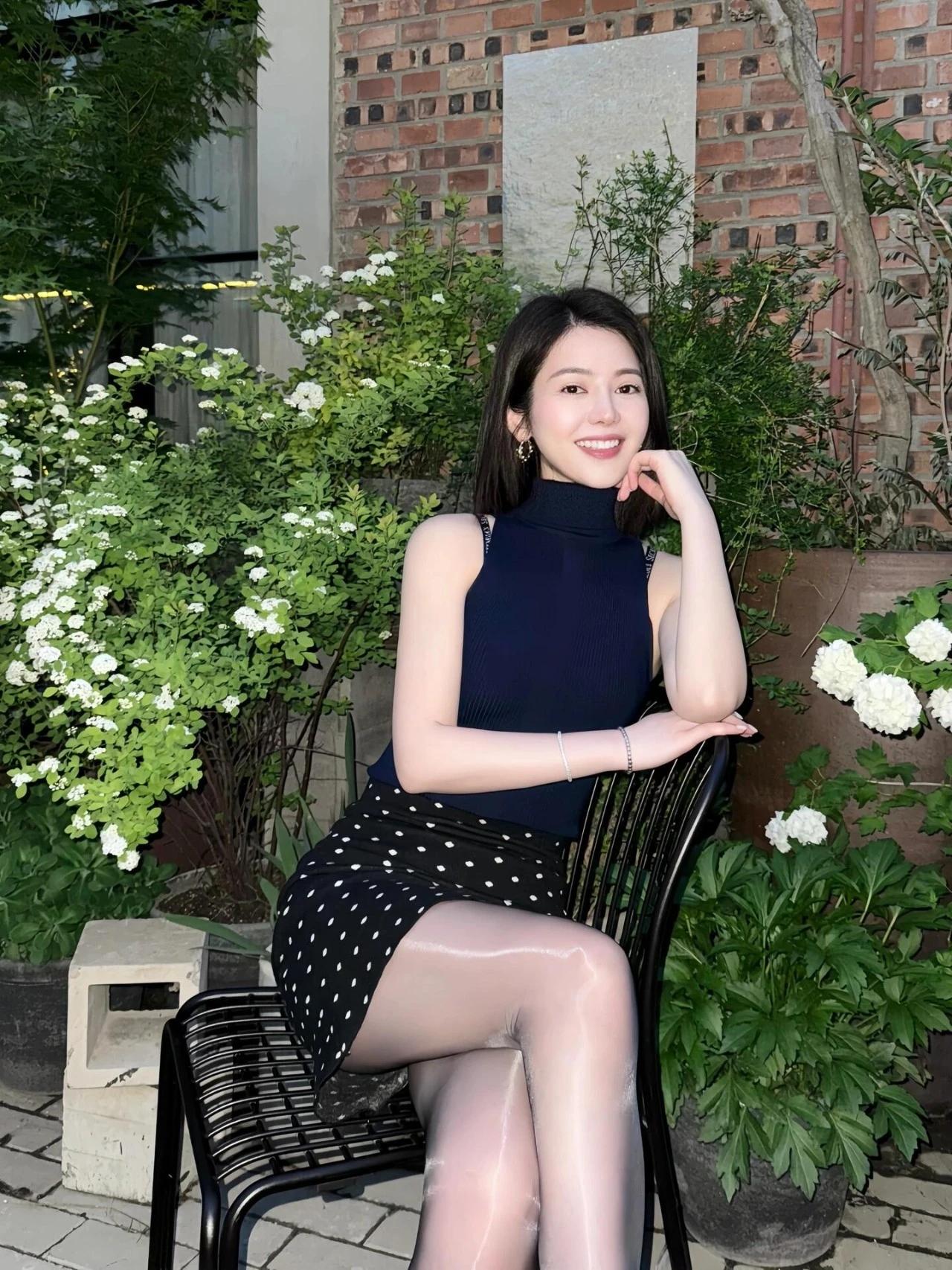 “蓝色无袖T+波点裙+光泽丝”，知性优雅，温柔浪漫的时尚魅力薄荷蓝连衣裙雾蓝连