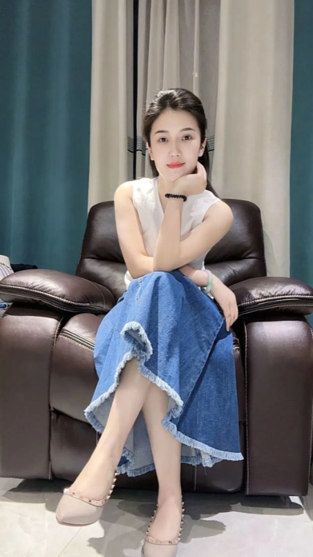 一看就知道是良家妇女。