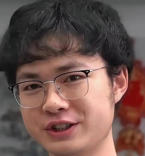 海宁有个考生，去年被北大录取了却没去报到，复读一年后考了714分，在浙江排名第二