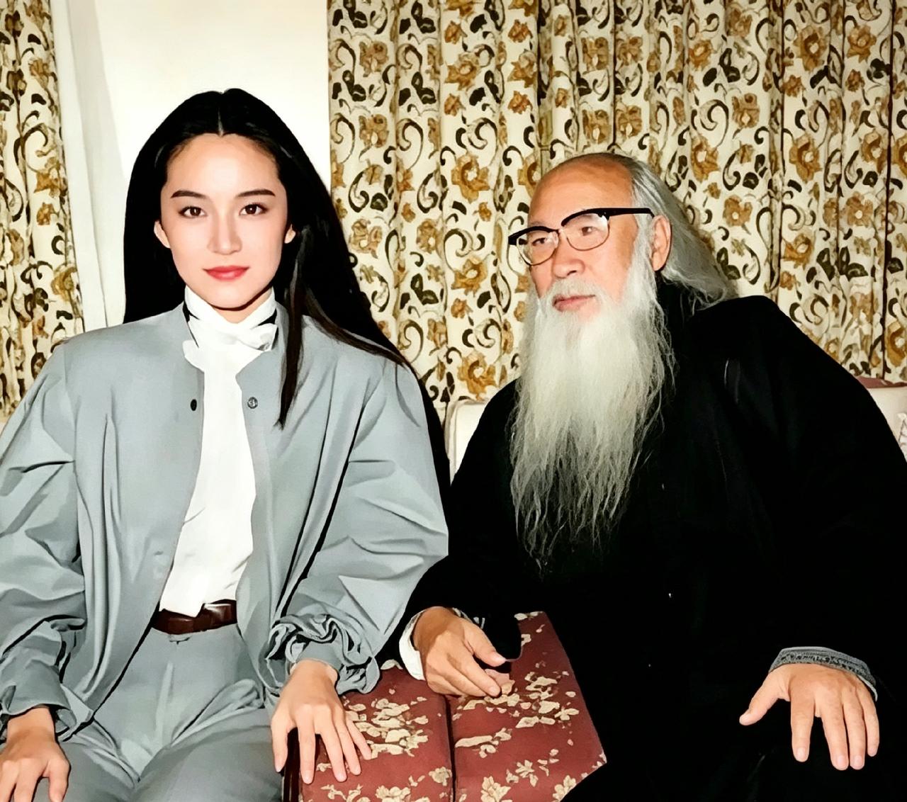 翻到一张老照片，1983年林青霞去看望84岁的张大千。那时候她真年轻，大师胡子也