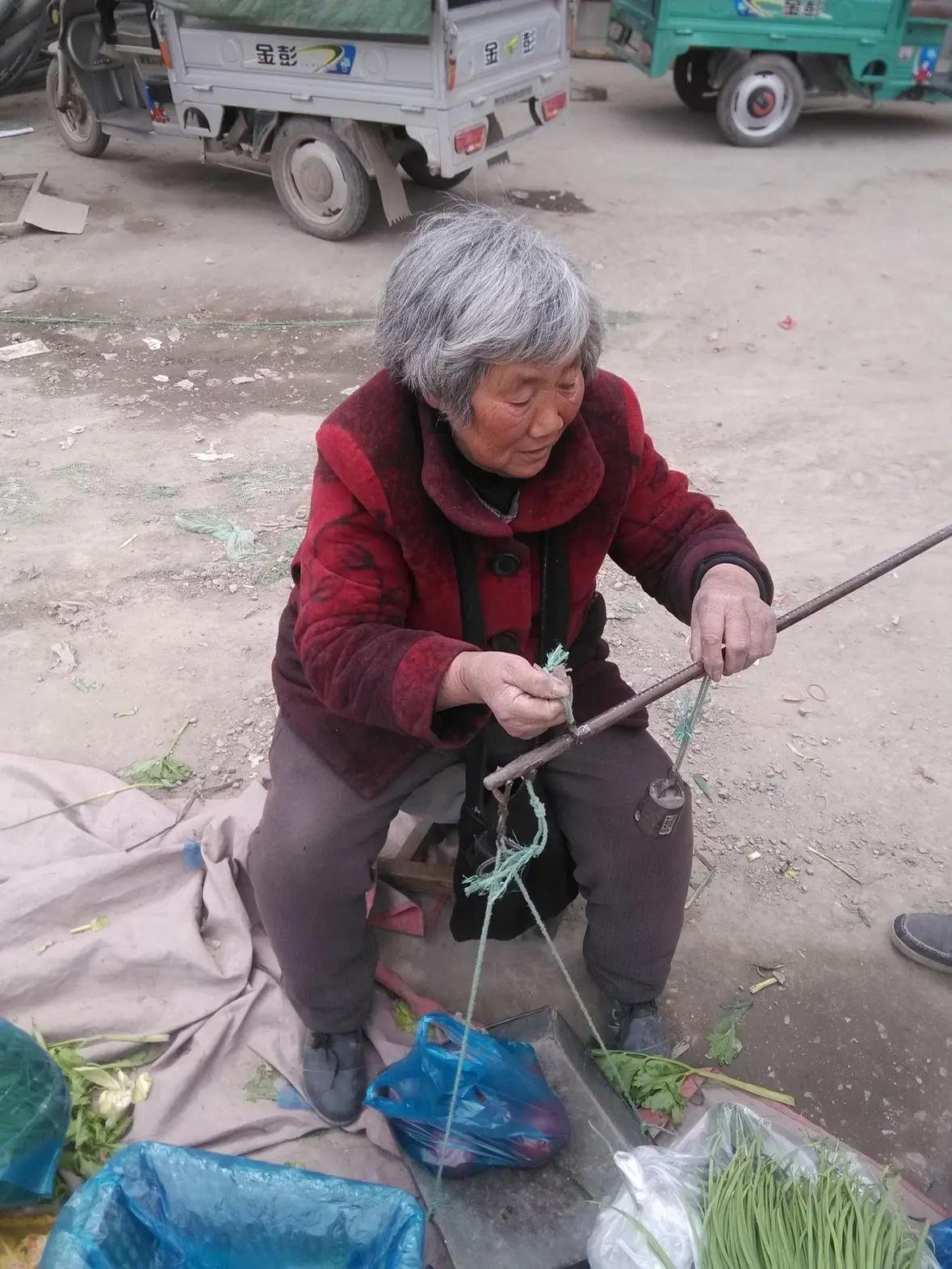 在清溪镇中心菜市场常能看见一些本地六七岁的老人在摆摊。东莞是新一线城市，东莞清