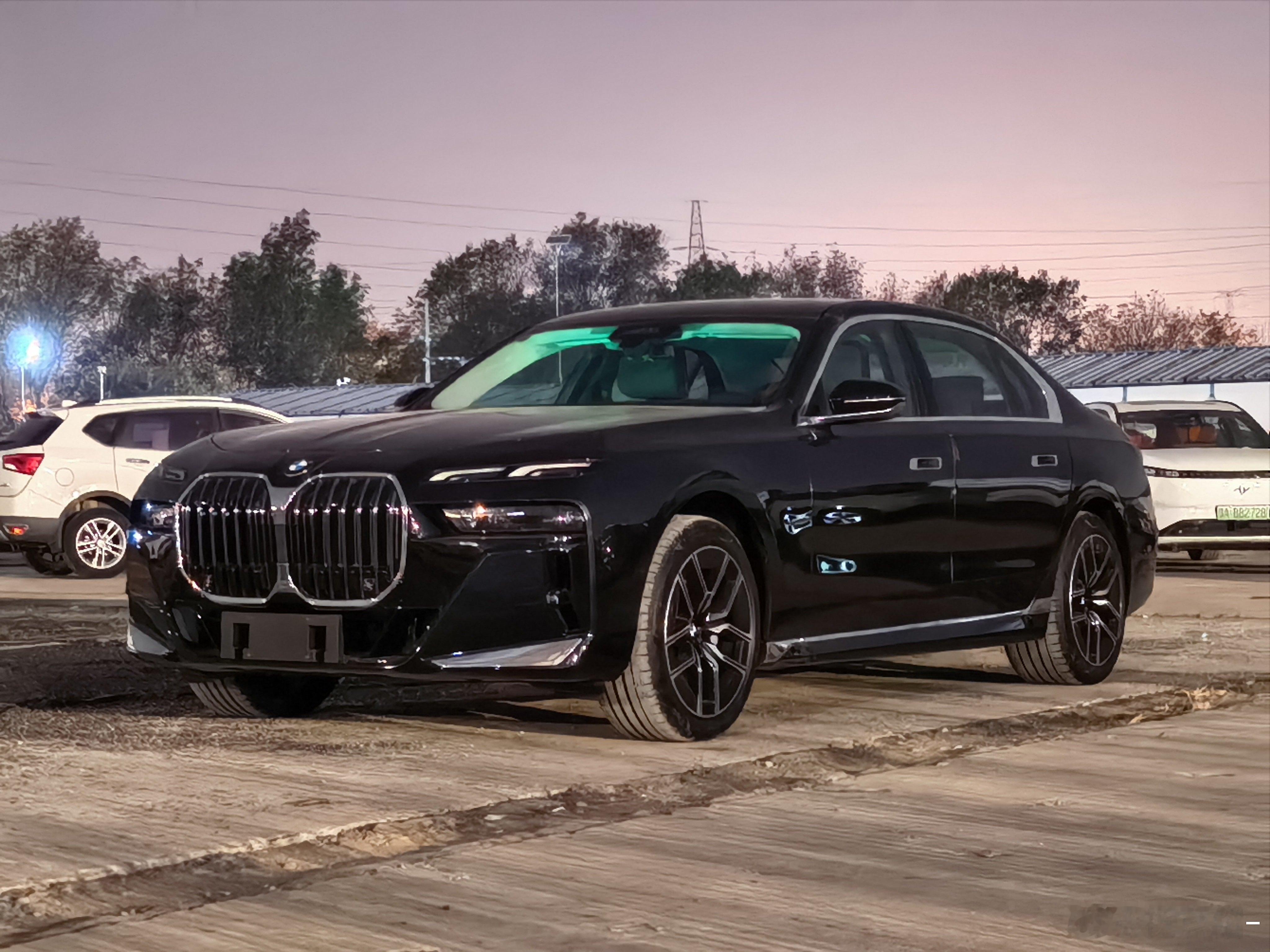 还得是宝马7系，新款车型没摸过，头一次上车啥感觉呢所有的功能按键都在意识中它应该