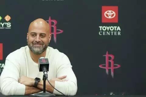 据JakeFischer报道，火箭队在接近一月底之前不太可能采取任何重大行动。