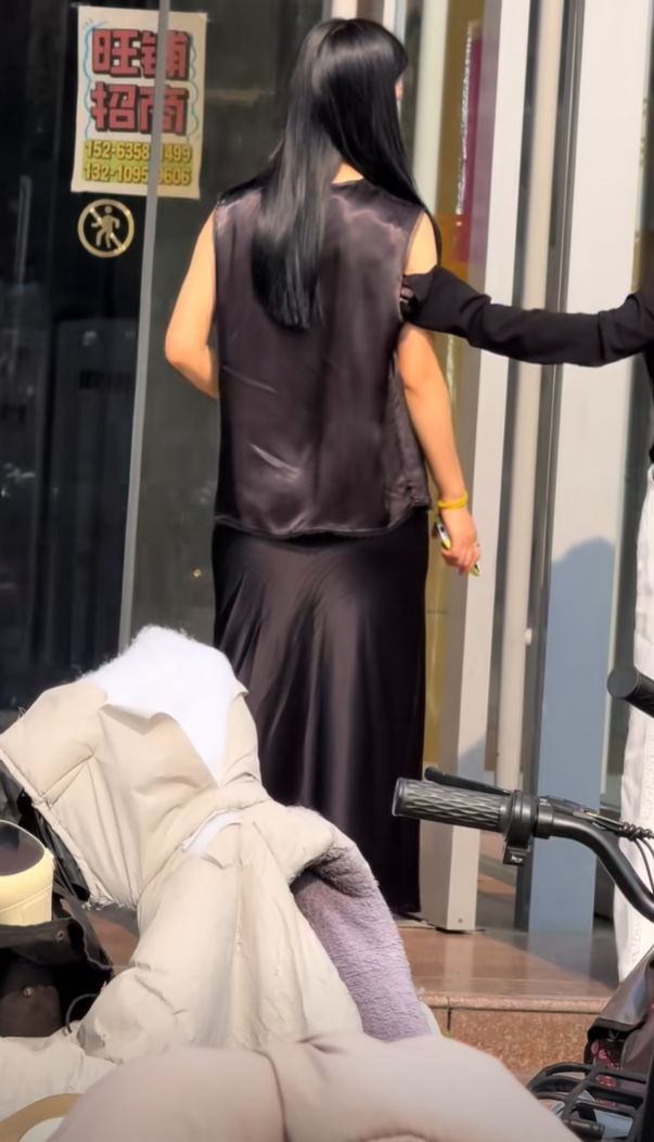 衣服的料子很好，手感不错吧！