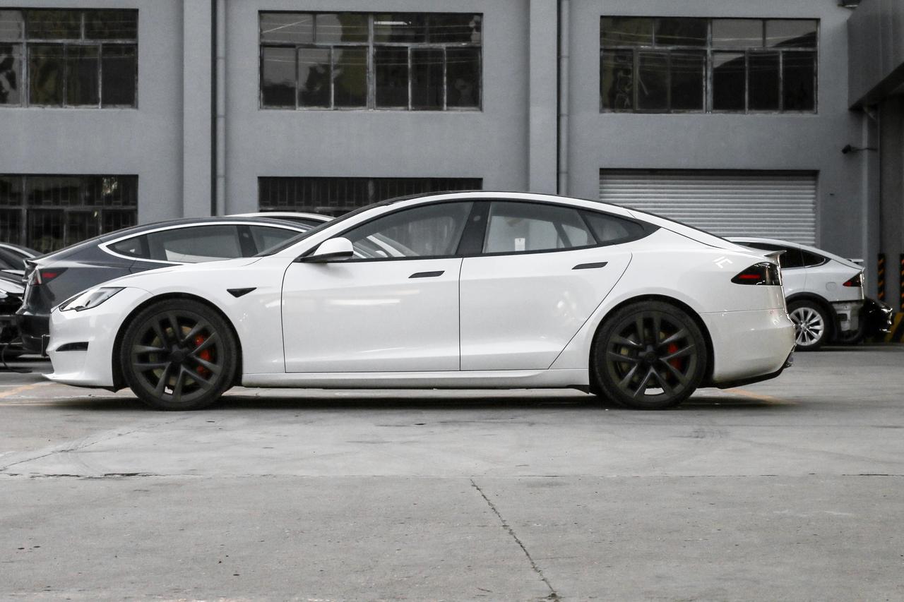 过去一年，马斯克在国际舞台很活跃，但公司经营情况并不理想，营收和净利润都下滑20