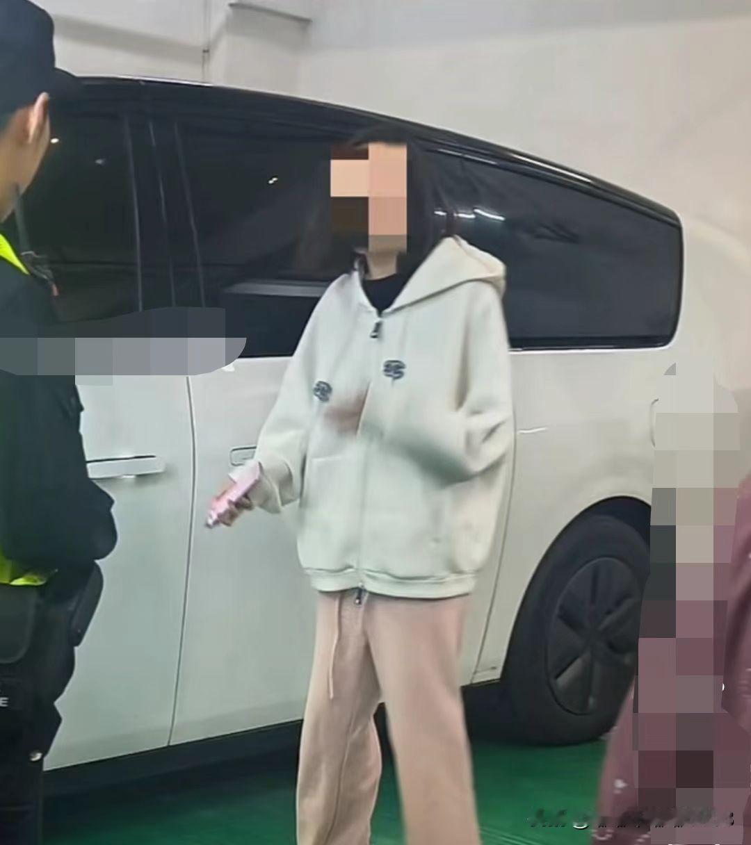 大家相信吗？汽车还能自己“跑出去”停在停车场车场入口，这么离谱的事情竟然是发生