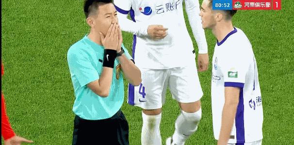 天津津门虎和河南这场比赛的主裁判真的太业余，执法水平真的太差，每次遇到争议犯规，