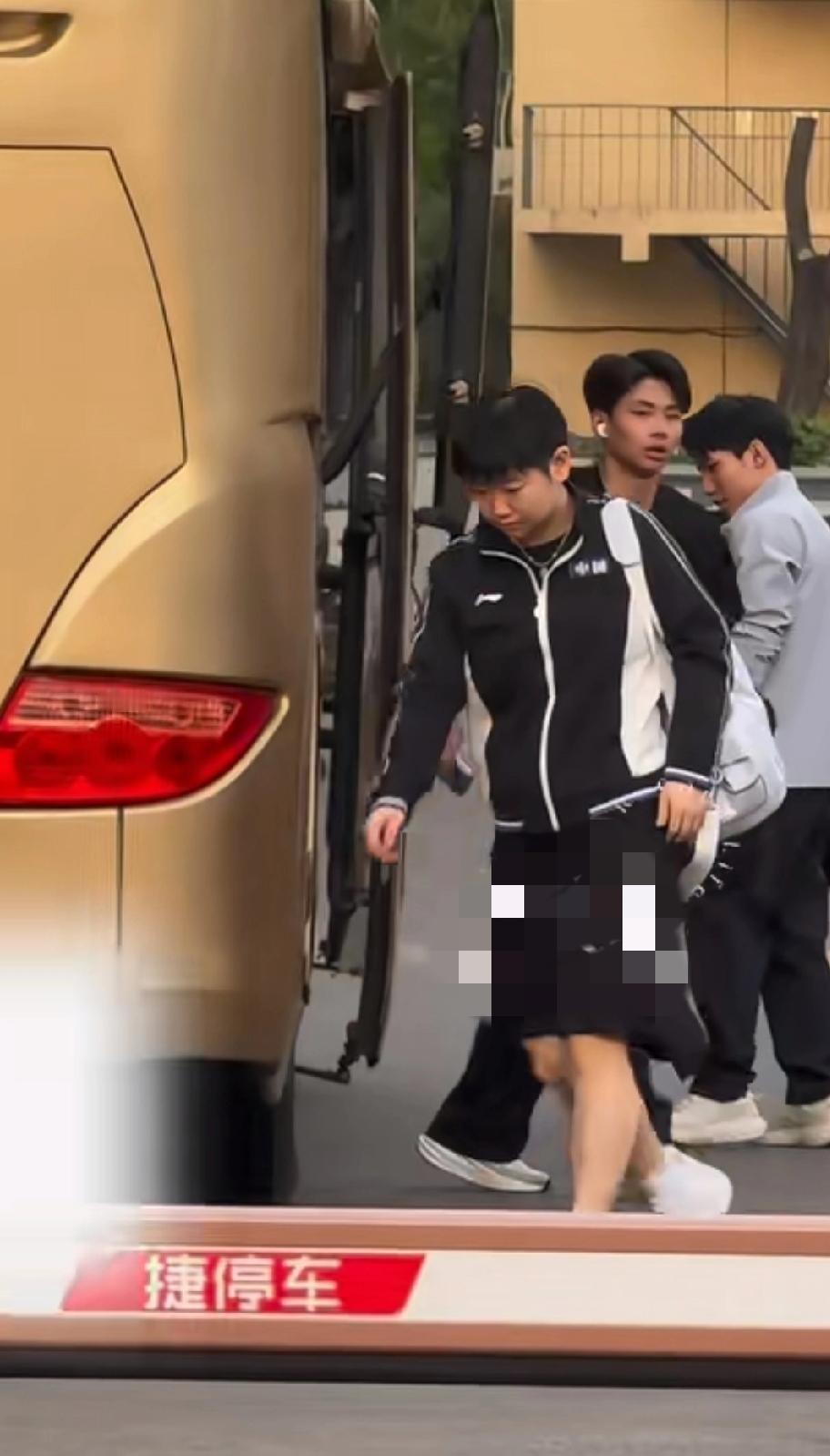 刷到北京的路透，下车的人里，一眼就认出了孙颖莎！背着她那个熟悉的大包，脚步