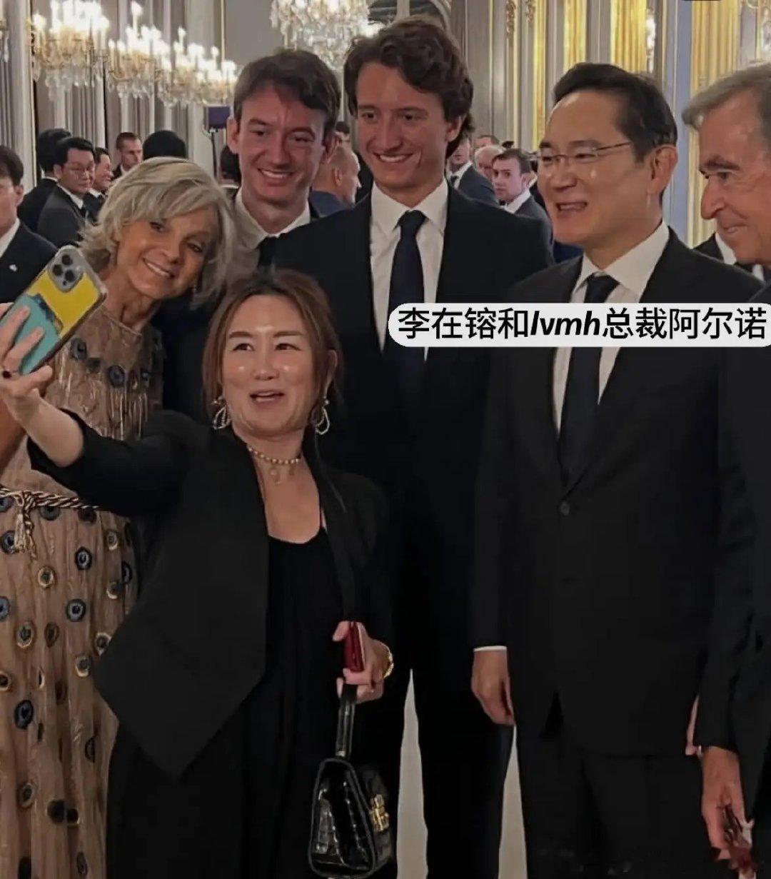 三星会长李在镕跟LVMH家族合影！法国首富主动让李在镕站在中间，两个家族关系很好。​