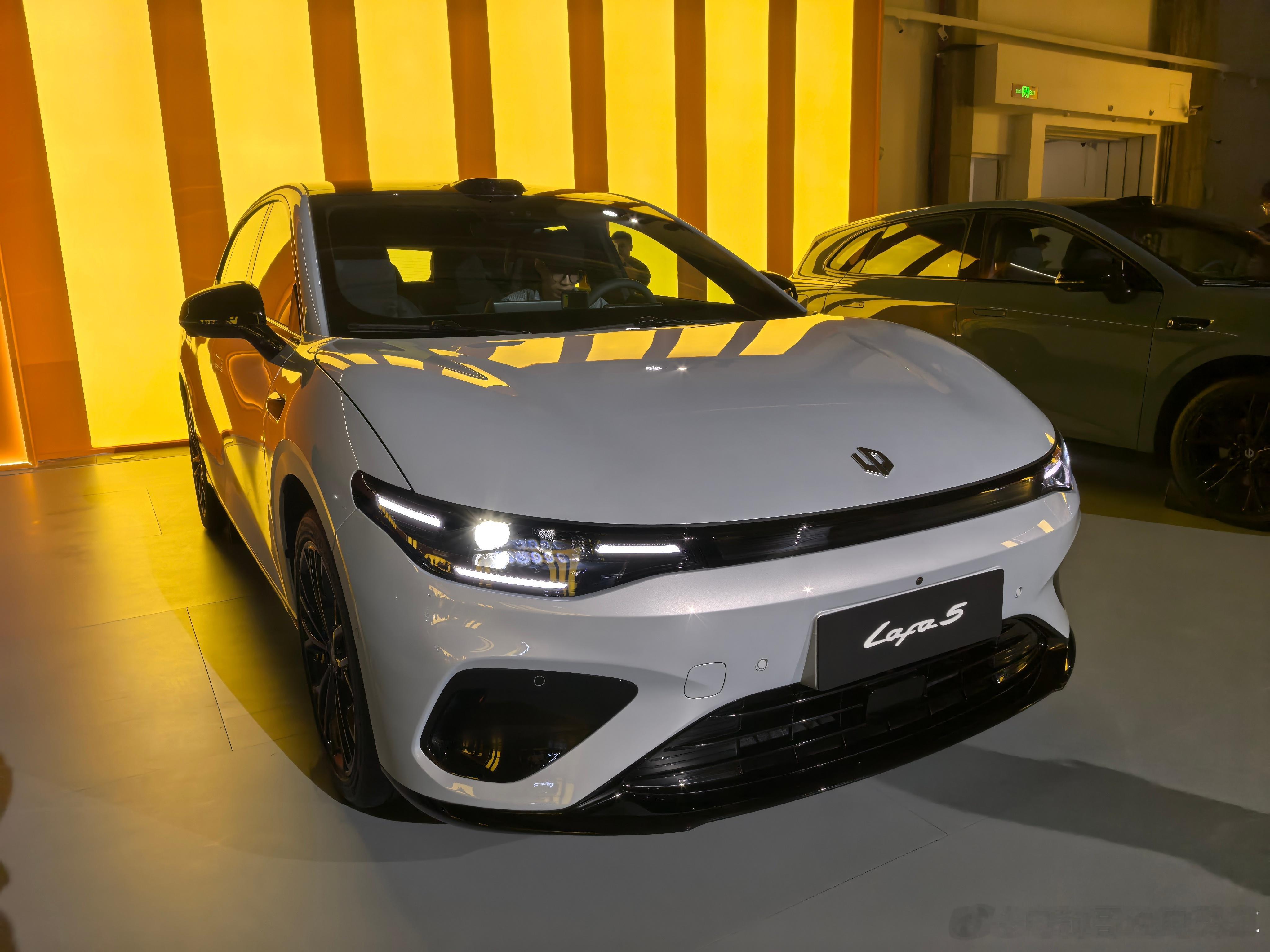 零跑lafa5的设计团队是什么阵容？为什么零跑汽车的颜值在线？它有国际大牌设计