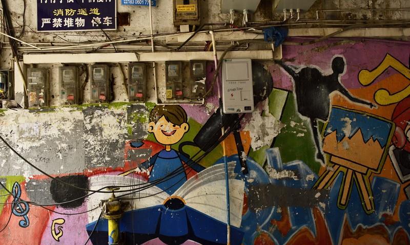 地铁挖多了，这些事情就不可避免。深圳一小区房屋突然出现墙体开裂、不规则沉