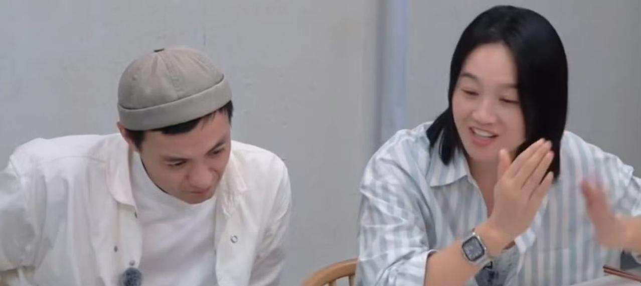 朱丹让女儿晚三年上学，就为了和儿子一个班，方便照顾儿子。朱丹很自然而然地在说这些