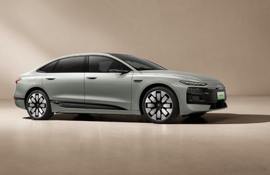 一汽奥迪A6L e-tron双电机四驱动力加持，零百加速仅4.5秒优雅...