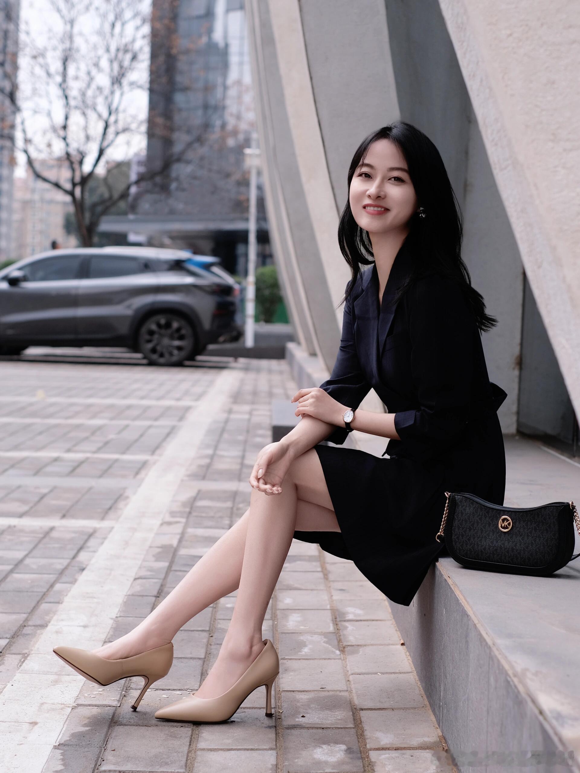 高跟鞋确实很气质，耳饰也很好看~