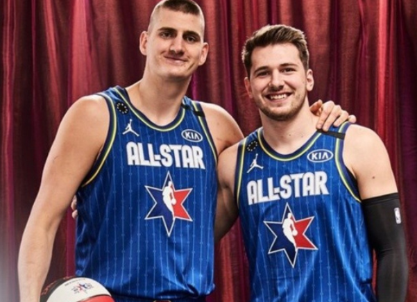 笑麻了！东契奇+约基奇全明星合计只打10分钟，怒砍“另类三双”：2分2板2助！?