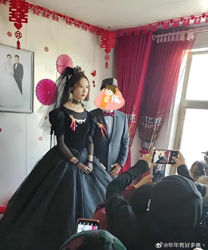 第一次见穿黑婚纱结婚的甘肃一新娘穿黑色婚纱举行婚礼，友友们你们觉得穿白色婚纱还