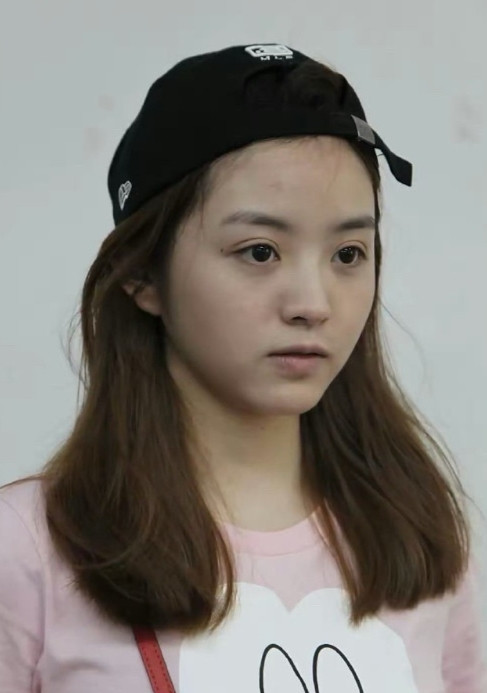 田曦薇纯素颜无美颜无滤镜生图长这样，很小女生哦！