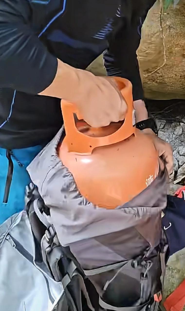 深圳一位男子周末徒步发现，队伍里面有一位中年大哥，背着的包很重，但是呢，平时相处